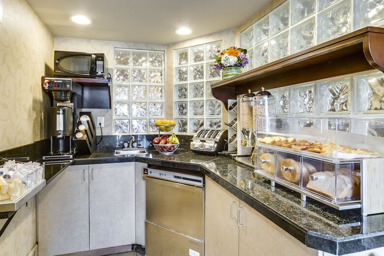Hotel Monte Carlo Inns Toronto West Suites