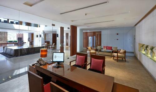 Hotel Woodlands Suites Serviced Residences