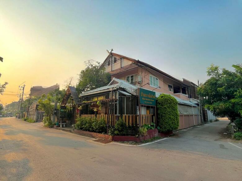 Hostal Baanbaramee Guesthouse