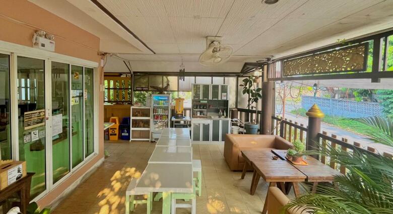 Hostal Baanbaramee Guesthouse