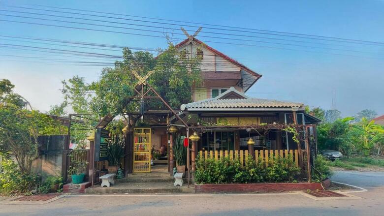 Hostal Baanbaramee Guesthouse