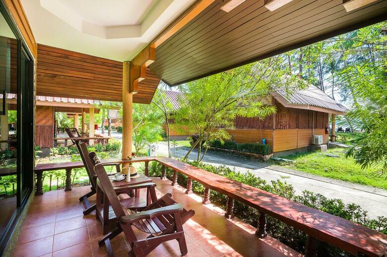 Hotel Kaw Kwang Beach Resort