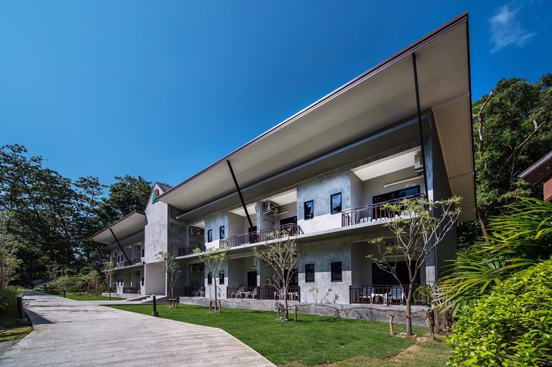 Hotel Kaw Kwang Beach Resort
