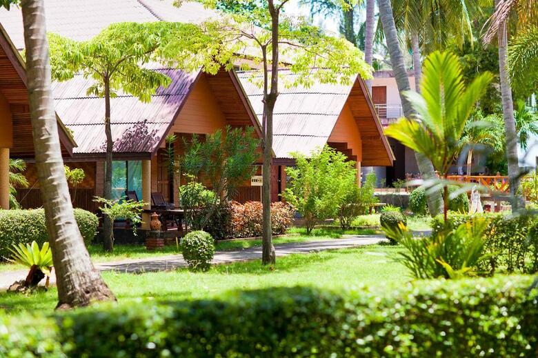 Hotel Kaw Kwang Beach Resort