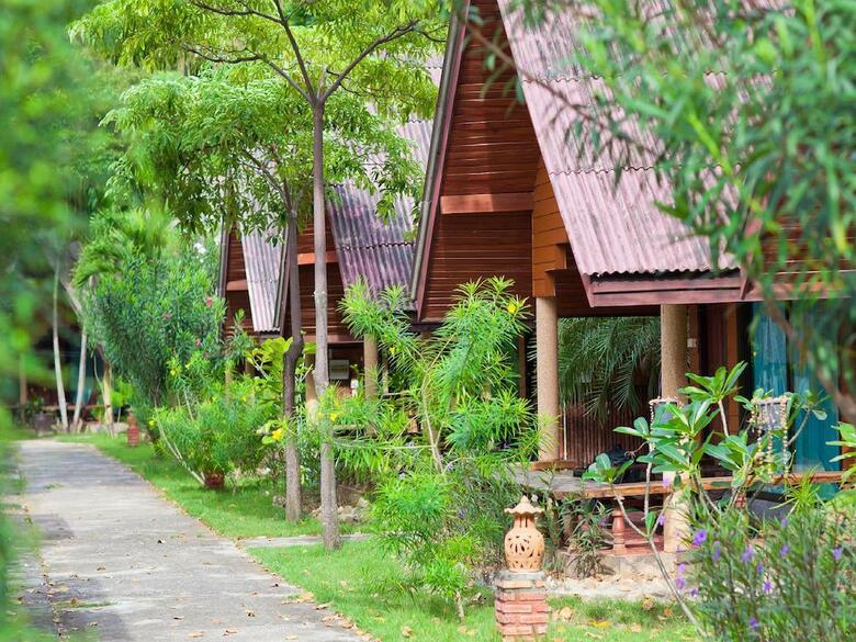 Hotel Kaw Kwang Beach Resort