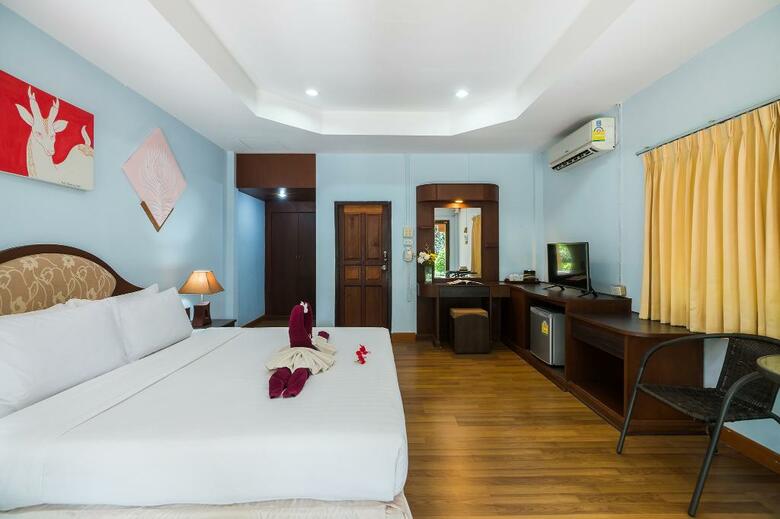 Hotel Kaw Kwang Beach Resort