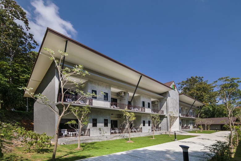 Hotel Kaw Kwang Beach Resort