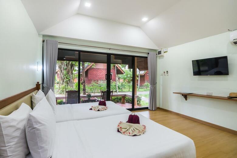 Hotel Kaw Kwang Beach Resort