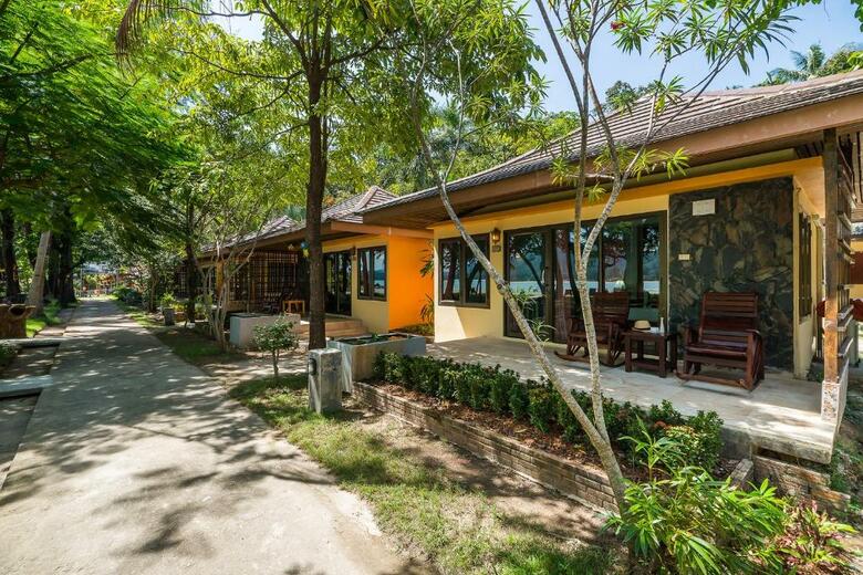 Hotel Kaw Kwang Beach Resort