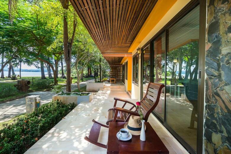 Hotel Kaw Kwang Beach Resort