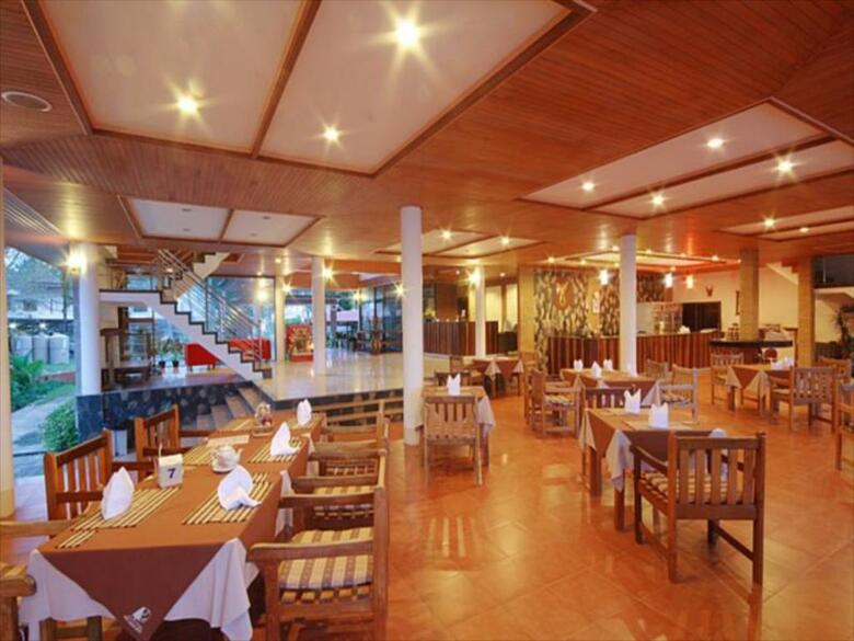 Hotel Kaw Kwang Beach Resort