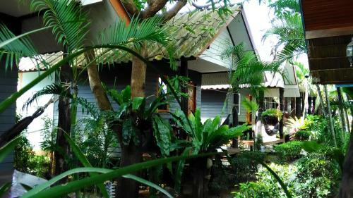 Hotel Lanta New Coconut Bungalow