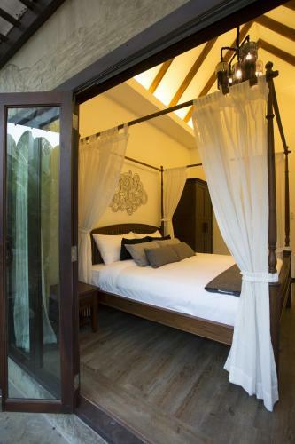 X2 Chiang Mai South Gate Villa