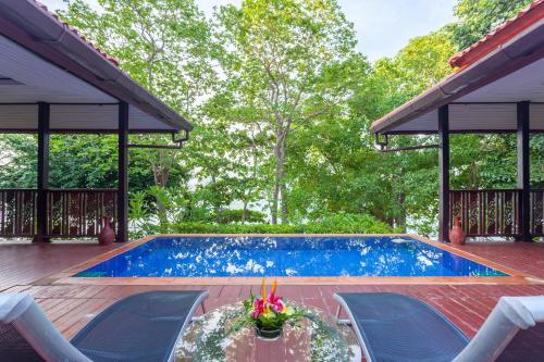 Hotel Phi Phi Natural Resort