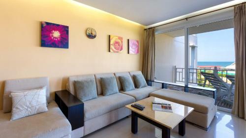 Apartamentos Baan Poolom Beachfront Condominium