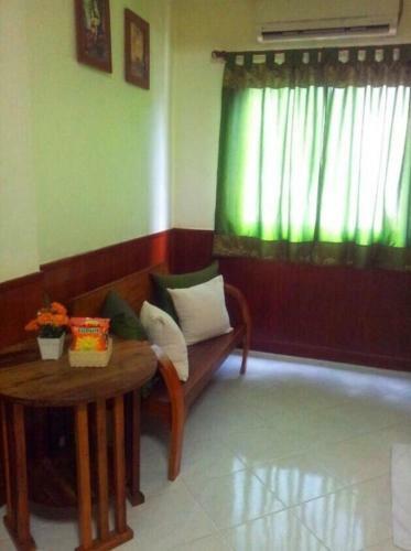 Hostal Thana Hotel & Guest House