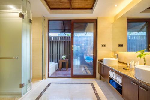 Hotel Yalong Bay Villas & Spa