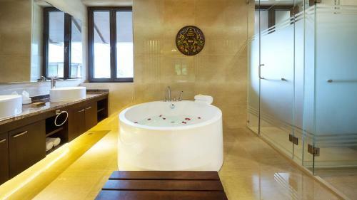Hotel Yalong Bay Villas & Spa