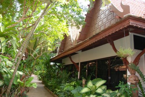 Hotel White House Beach Resort And Spa