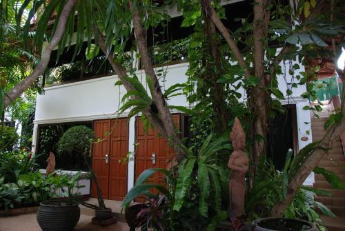 Hotel White House Beach Resort And Spa