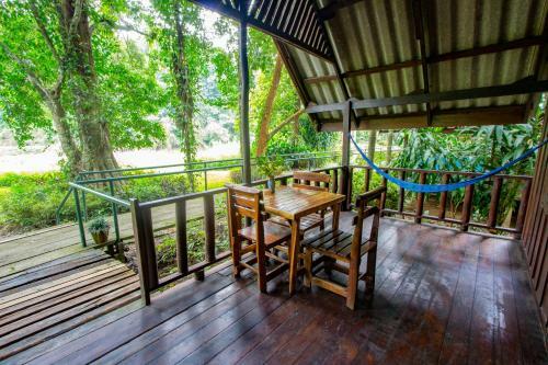 Lodge Khaosok Riverside Cottages