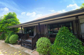 Hostal Ibiza House Phi Phi