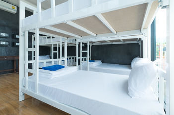 Hostal Ibiza House Phi Phi