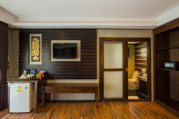 Hostal Ibiza House Phi Phi