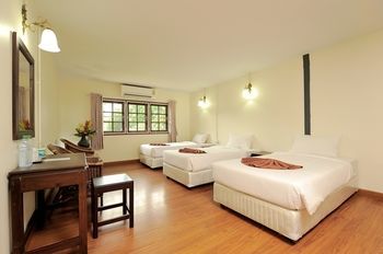 Hostal Ibiza House Phi Phi