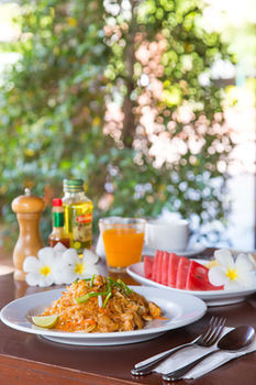 Hostal Ibiza House Phi Phi