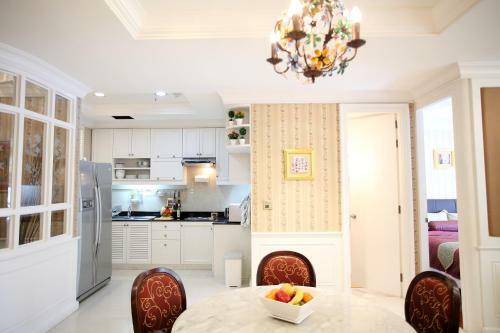 Central Bangkok 2+1 Bedroom Apartment On Soi 18