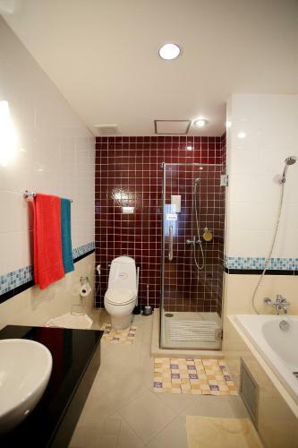 Central Bangkok 2+1 Bedroom Apartment On Soi 18