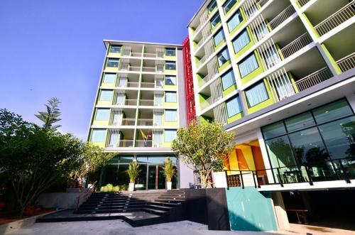 Hotel Lakkhana Poolside Resort