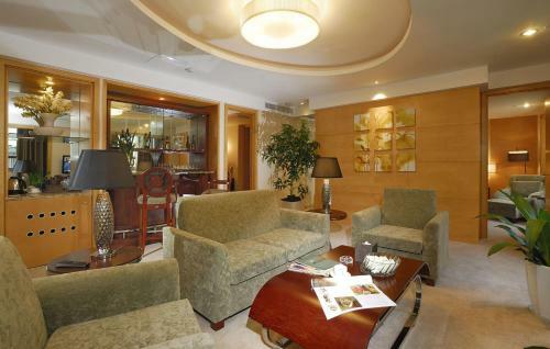 Yizui Crown Hotel