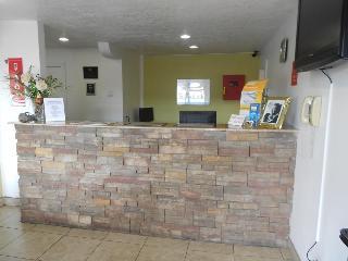 Hotel Econo Lodge East