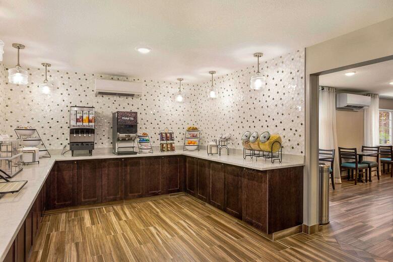 Hotel Comfort Inn & Suites