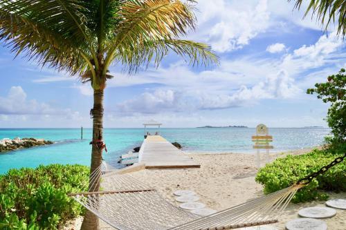 Hotel Sandyport Beach Resort