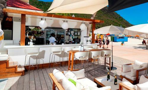 Holland House Beach Hotel