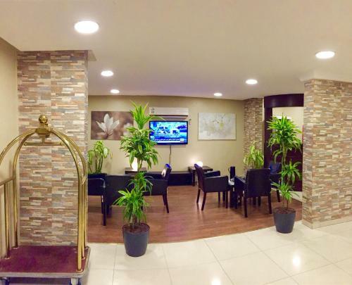 Vitoria Hotel Apartments (families Only)