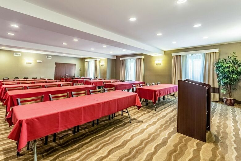 Hotel Comfort Inn And Suites