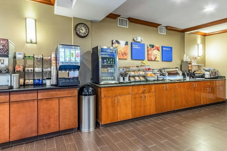 Hotel Comfort Inn And Suites