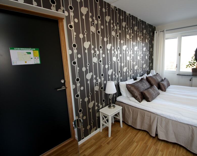 Riverside Hotel & Apartments