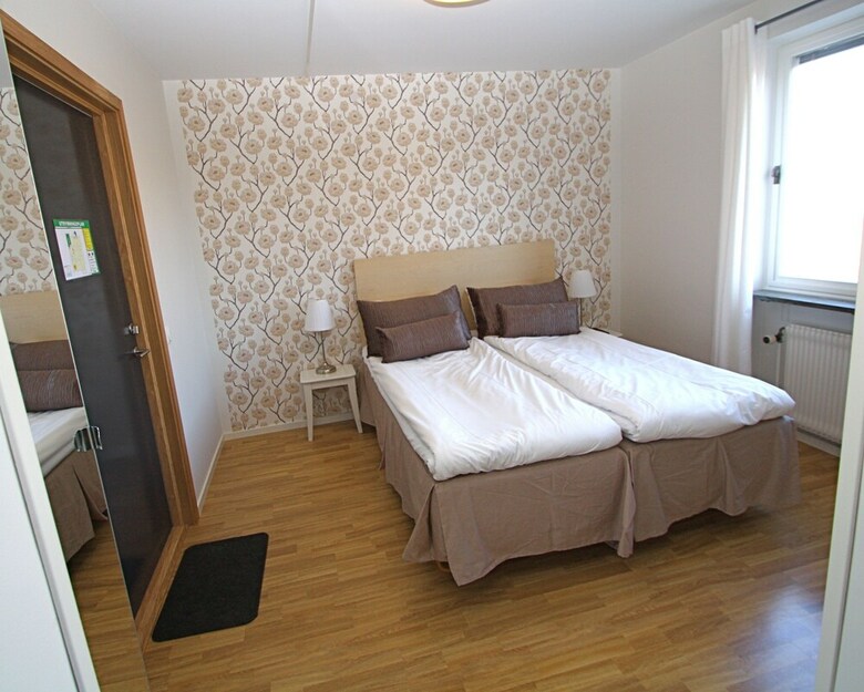 Riverside Hotel & Apartments