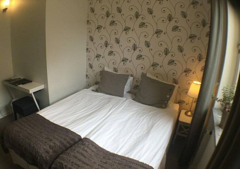 Riverside Hotel & Apartments