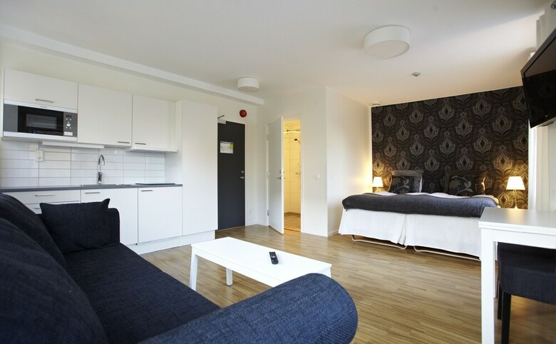 Riverside Hotel & Apartments