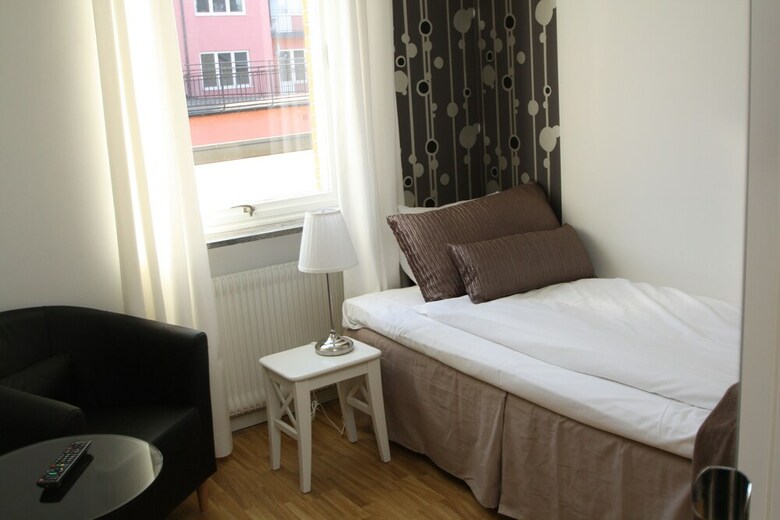 Riverside Hotel & Apartments