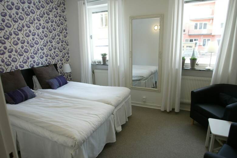 Riverside Hotel & Apartments