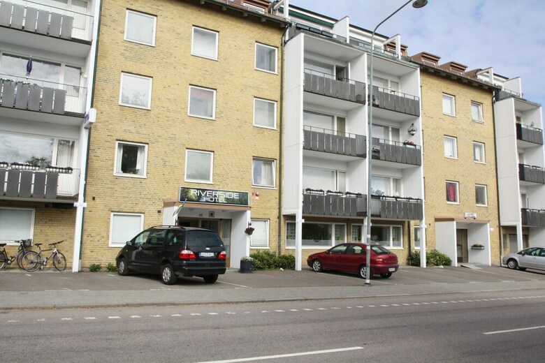 Riverside Hotel & Apartments