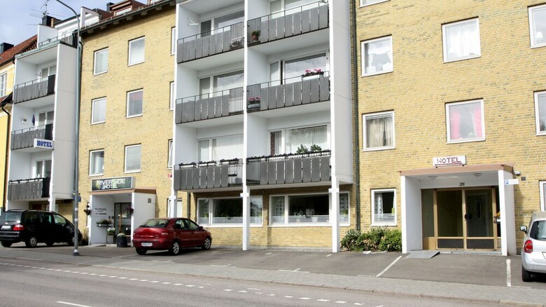 Riverside Hotel & Apartments