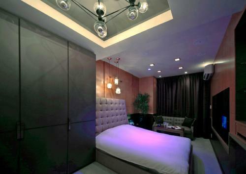 Hotel Glare Zip Club